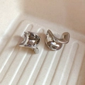 Detailansicht silberner C-förmiger Ohrstecker aus Flüssigmetall mit unregelmäßiger Form - Silber (925 Sterling Silber Ohrringstift)
