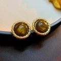 Détail de boucles d'oreilles vintage avec cadre doré torsadé et pierre brune - 34# Clous Cercle Torsadé Café