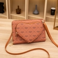 Braune Monogramm-Umhängetasche mit herzförmigem Etui und edlen Goldbeschlägen - Braun
