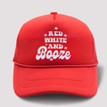 Detalle frontal de gorra trucker roja con estampado Booze blanco y cordón decorativo frontal - Rojo