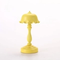 Mini lampada LED vintage gialla con paralume a onde e stelo strutturato su sfondo bianco - Giallo