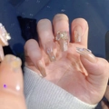 Detailansicht eleganter lila Schmetterling-Kunstnägel mit French-Glitzer-Effekt. - Z610 Weite Galaxie