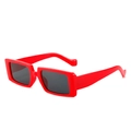 Schicke Rechteck-Sonnenbrille mit leuchtend rotem Rahmen und dunklen Gläsern - Roter Rahmen Graue Gläser