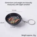 Porte-clés miniature avec émincé de porc et poivrons verts dans un bol noir - Soupe aux Légumes et Viande Émincée - Porte-clés
