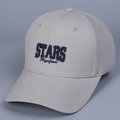 Nahaufnahme der blauen STARS Magnificent 3D-Stickerei auf hellgrauer Baumwollkappe - M (56-58cm) / Hellgrau