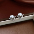 Zilveren V-vormige oorknopjes met ronde parels en fonkelende zirkonia steentjes - 60# 925 Sterling Silver Earring Post-Zilveren V-vormige Parel Oorknopjes