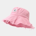 Dettaglio cappello pescatore rosa in tela con bordi sfrangiati e patch Brooklyn - Taglia unica / Rosa scuro