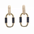 Detail van gouden ovale oorbellen met vlinderschakels en sprankelende blauwe zirkoon - Blauw