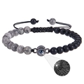 Détail montrant la perle de projection 100 langues Je t'aime sur bracelet en pierre - Pierre de Carte et Pierre Mate