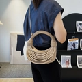 Borsa a tracolla beige intrecciata con nodi a mezzaluna e manico in corda di design - Cachi