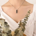 Collana minimalista con ciondolo rettangolare in acrilico nero e lettera G su modella - 40+5cm / Color Acciaio