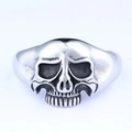 Anello con teschio in acciaio inossidabile argento in stile punk gotico su sfondo bianco - Colore Acciaio (AB0406)