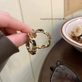 Detail von Leopardenmuster-Kettenohrringen in Gold, die in warmer Umgebung gezeigt werden - 6# Silbernadel Gold Leopard Geflochtene Creolen