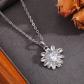 Gros plan du pendentif tournesol en argent avec zircon en forme de cœur sur chaîne fine - Collier Fleur Cœur Argenté avec Zircone Blanche (T024)