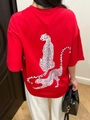 Dettaglio posteriore della maglietta rossa oversize con stampa artistica di due leopardi - S / Rosso