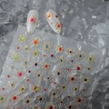 Autocollants nail art Noël flocons de neige dorés avec strass colorés sur film transparent - Étoile de Flocon de Neige Dorée Avec Strass Colorés (CO-495)