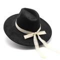 Klassieke zwarte fedora hoed met brede rand en elegante witte gehaakte kantstrik voor dames - M (56-59cm) / Zwart Suède