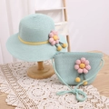 Détail du chapeau de paille bleu menthe et sac assorti avec tournesols roses - Chapeau Bleu + Sac