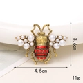Dettaglio della spilla a ape con strass rossi e perle, dimensioni di 4,5cm per 3,6cm - D1148 Ape (Rosso Vino) Grande