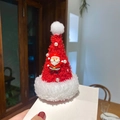 Fermaglio natalizio con peluche di Babbo Natale e decorazione a cappello rosso - Stile Peluche / Babbo Natale