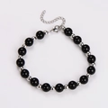 Dettaglio del bracciale con ossidiana nera, perline metalliche argentate e chiusura a moschettone - Bracciale / Color Acciaio