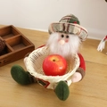 Panier de Noël Père Noël en peluche et bambou pour pommes et bonbons sur table - Père Noël