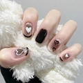 Kurze schwarze Herz-Kunstnägel mit dünnen French-Tips und minimalistischem Design - R505 Mysteriöses Herz