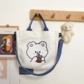 Weiße Canvas-Tragetasche mit blauem Comic-Bären-Aufdruck und verstellbarem Schultergurt - Bär Ohne Anhänger