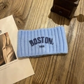 Gros plan détaillé du bandeau en tricot bleu clair avec broderie Boston 1630 d'hiver - Bleu