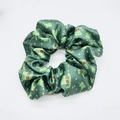 Cerchietto verde per San Patrizio in raso con motivi di trifogli e cappelli - Scrunchie