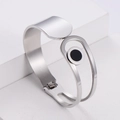 Bracciale rigido minimalista in acciaio al titanio argento con intarsio nero tondo - Color Acciaio