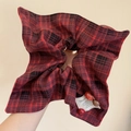 Rood en zwart geruite haarscrunchie met decoratieve labels en kleine ornamenten - Vierkante Sjaal Scrunchie / Rode Ruit Sjaal Stijl