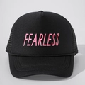 Cappellino trucker nero con ricamo Fearless rosa e rete traspirante sul retro - Nero