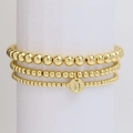 Set di bracciali con perline dorate con tre fasce e un ciondolo rotondo con lettera Q - Lettera Q