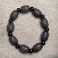 Bracciale etnico con perle in legno intagliato marrone scuro e perle nere lucide tonde - Ebano Africano Tamburo 12mm*9 Perline (Nuvola di Buon Auspicio)
