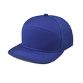 Dettaglio dei fori di ventilazione tagliati al laser su un berretto blu scuro - XL (60cm+) / Blu Reale