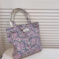 Detalle de bolsa tote de flores púrpuras con etiqueta simple wish y asas reforzadas - Floral Morado