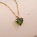 Collar de corazón dorado con colgante de gema verde y una delicada cadena de eslabones - Febrero / Verde Oliva (5722226372622)
