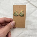 Gros plan de boucles d'oreilles sapin de Noël en acrylique vert avec points colorés - Boucles d'oreilles clous / Motif Arbre Lumineux