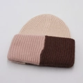 Berretto in maglia a costine tricolore beige, rosa e marrone con trama soffice - Beige