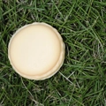 Mini-Schmuckschatulle im Macaron-Stil in Cremeweiß auf grünem Rasen Hintergrund - Gelb
