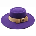 Detail eines lila Wollfilz-Pillbox-Hutes mit Satinband und metallener M-Logo-Applikation - M (56-58cm) / Lila