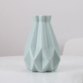Vase en plastique bleu clair à facettes géométriques style nordique sur table blanche - 3505 Gros Ventre / Bleu