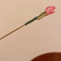 Detail van handgemaakte roze bloem haarspeld met groen zijde omwikkeld steeltje en goud metaal - Roze Bloem Blad (10#)