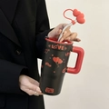 Große schwarze Keramiktasse mit rotem Griff und Strohhalm, mit süßen Herzmotiven verziert - Herz / Schwarz