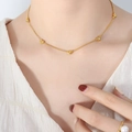 Collar dorado con colgantes de corazón y circonitas en modelo con top blanco suave - Collar / 36+5cm / Dorado