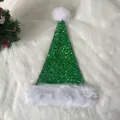 Nahaufnahme der grünen Pailletten-Weihnachtsmütze mit weißem Plüschrand auf Fell - 31*47cm / Smaragdgrün