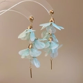 Detalle de pendientes con pétalos de acrílico azul claro y borlas doradas finas - Pétalos de Acrílico Azul Claro Borla Larga (3#银针-金色-绿色-花朵)