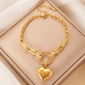 Dettaglio collana con ciondolo a cuore dorato con maglie a U e chiusura a moschettone in box - Bracciale di Cuore