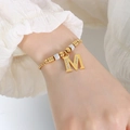 Gouden Franse stijl armband met letter M hanger en sprankelende strass franje details - Gouden Armband - Letter M